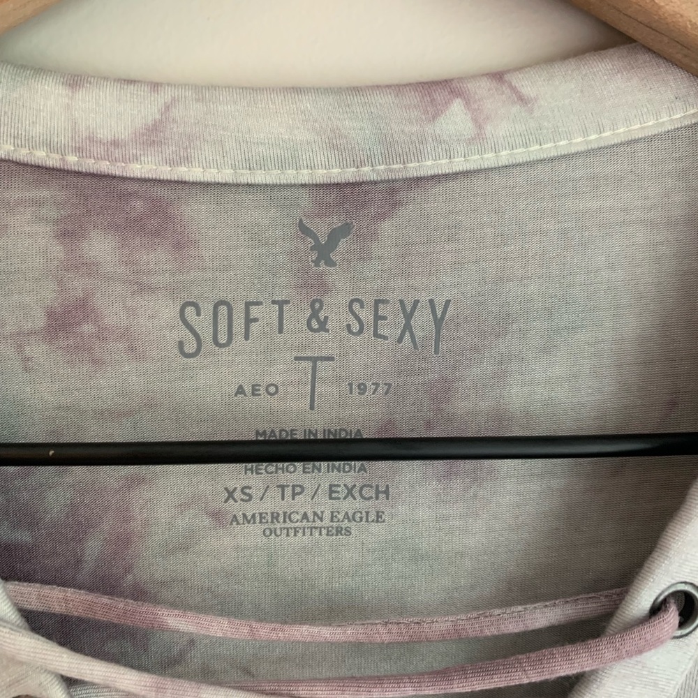 American Eagle Outfitters Lavender Tie-Dye Lace-Up V-Neck Short Sleeve Tee - Picture 4 of 7